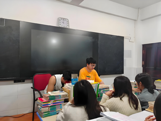 Bí quyết học tập từ thủ khoa: Chọn ai để tiến bộ thật sự - Ảnh 1.