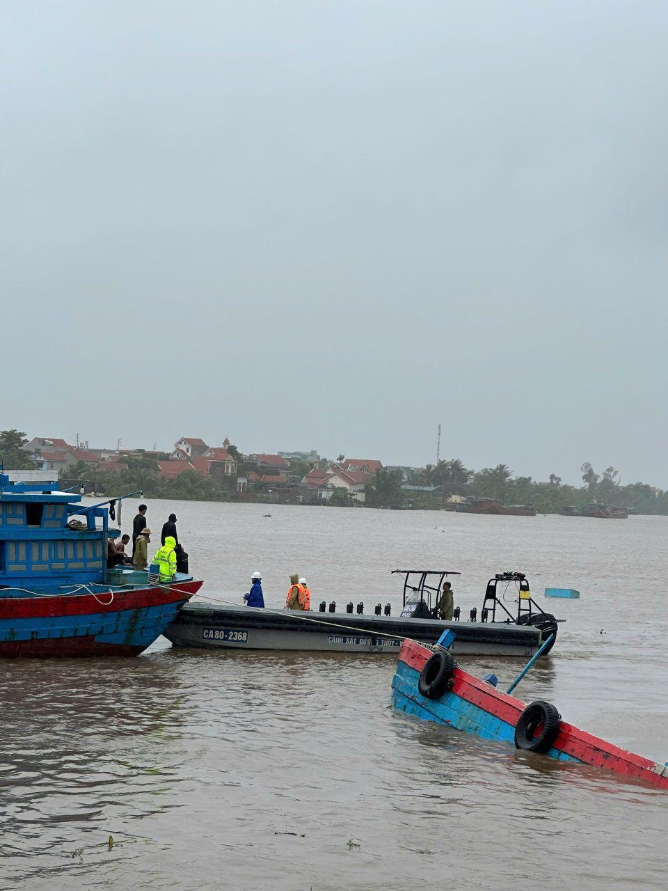 Hiện trường vụ gió lốc xô tàu chở 9 người lật chìm ở Quảng Ninh - Ảnh 5.
