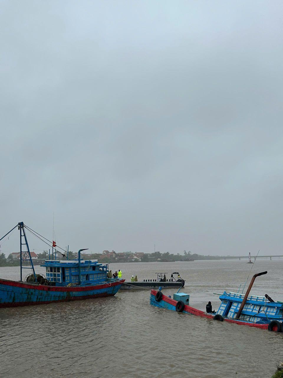 Hiện trường vụ gió lốc xô tàu chở 9 người lật chìm ở Quảng Ninh - Ảnh 3.