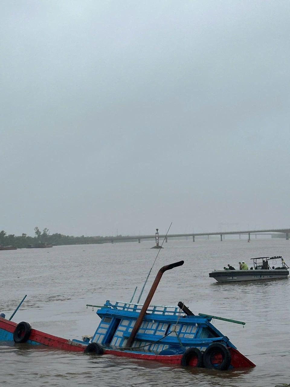 Hiện trường vụ gió lốc xô tàu chở 9 người lật chìm ở Quảng Ninh - Ảnh 2.