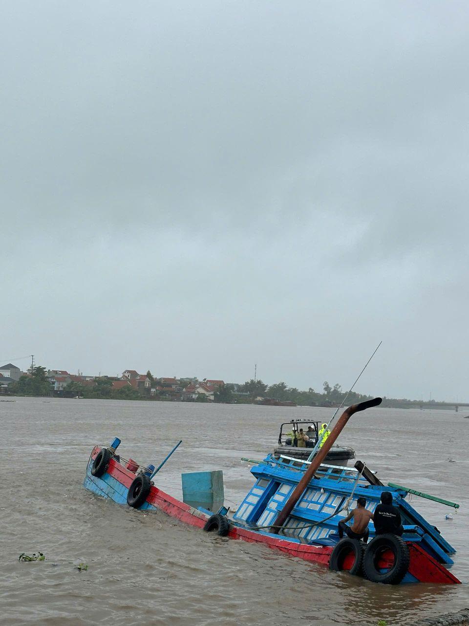 Hiện trường vụ gió lốc xô tàu chở 9 người lật chìm ở Quảng Ninh - Ảnh 1.
