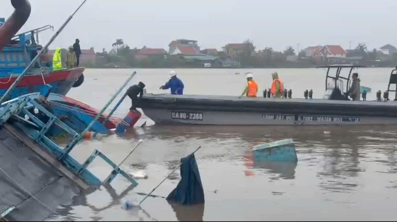 Hiện trường vụ gió lốc xô tàu chở 9 người lật chìm ở Quảng Ninh - Ảnh 7.