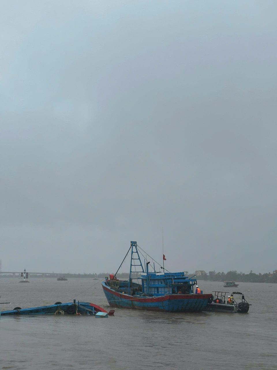 Hiện trường vụ gió lốc xô tàu chở 9 người lật chìm ở Quảng Ninh - Ảnh 6.
