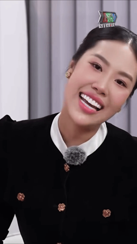 Biểu cảm của MC V&acirc;n Hugo trong talkshow với bạn g&aacute;i k&eacute;m 37 tuổi của nghệ sĩ Quang Minh g&acirc;y x&ocirc;n xao- Ảnh 1.