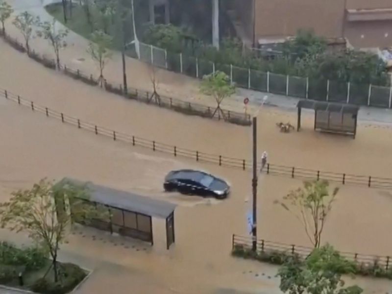 To&agrave;n cảnh lũ lụt kinh ho&agrave;ng ở H&agrave;n Quốc: "Mặt đất đột nhi&ecirc;n sụt xuống, nước d&acirc;ng l&ecirc;n đến tận cổ" - Ảnh 7.