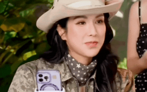 Diệp Lâm Anh sượng trân khi liên tục thấy 1 điều giữa sóng livestream- Ảnh 2. Diệp Lâm Anh sượng trân khi liên tục thấy 1 điều giữa sóng livestream- Ảnh 2.