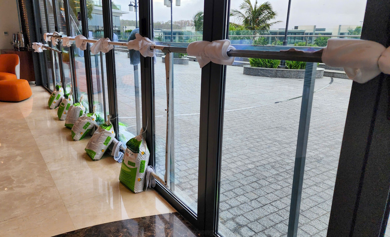 Phớt lờ cảnh báo , người từ Hà Nội đổ về Đồ Sơn check - in đón bão số 3 - Ảnh 17. Phớt lờ cảnh báo , người từ Hà Nội đổ về Đồ Sơn check - in đón bão số 3 - Ảnh 17.