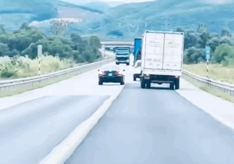 VIDEO: Tài xế xe biển xanh vượt ẩu trên cao tốc- Ảnh 1.