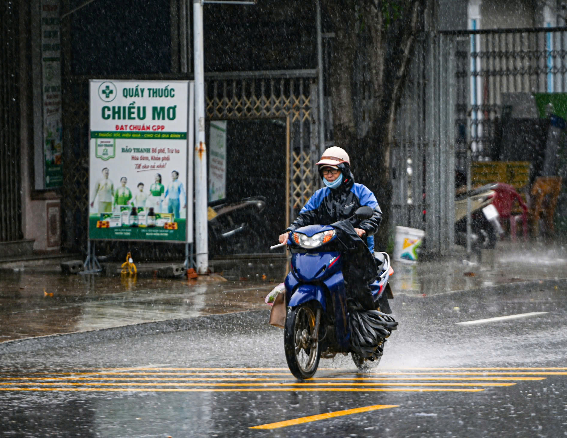 Trực tiếp bão số 3 Wipha: Bão áp sát đất liền nhưng nhiều nơi trời hửng nắng, liệu có bất thường?- Ảnh 36. Trực tiếp bão số 3 Wipha: Bão áp sát đất liền nhưng nhiều nơi trời hửng nắng, liệu có bất thường?- Ảnh 36.