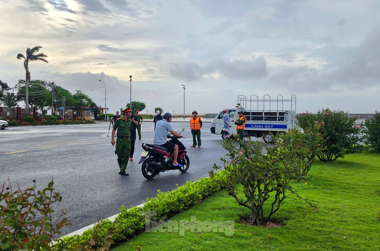 Phớt lờ cảnh báo , người từ Hà Nội đổ về Đồ Sơn check - in đón bão số 3 - Ảnh 21. Phớt lờ cảnh báo , người từ Hà Nội đổ về Đồ Sơn check - in đón bão số 3 - Ảnh 21.