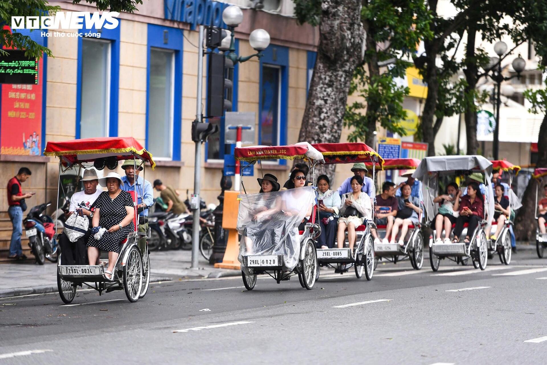 Đường phố Hà Nội vắng vẻ ngày bão số 3 Wipha đổ bộ - Ảnh 7.