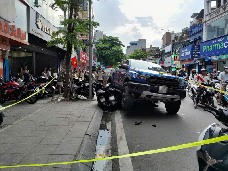 Vụ tai nạn Ô tô bán tải lùi tông hàng loạt xe máy Tại Hà Nội - Ảnh 1.