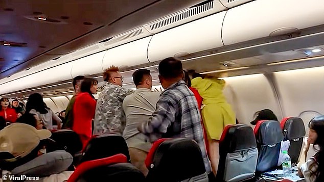Nhóm khách nữ đánh nhau trên chuyến bay AirAsia vì bị nhắc giữ trật tự - Ảnh 2.