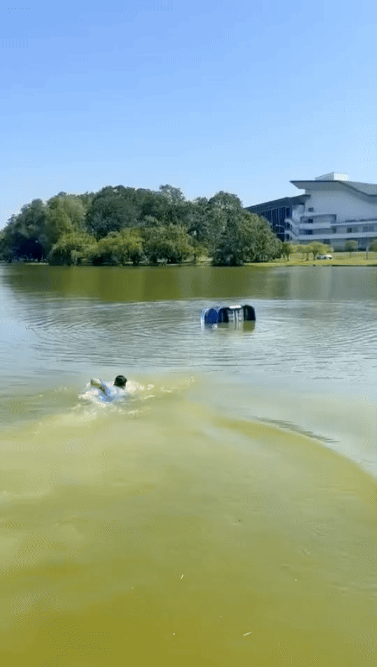 Xe ô tô mất lái lao xuống nước, con gái được cứu sống, mẹ tử vong - Ảnh 1. Xe ô tô mất lái lao xuống nước, con gái được cứu sống, mẹ tử vong - Ảnh 1.