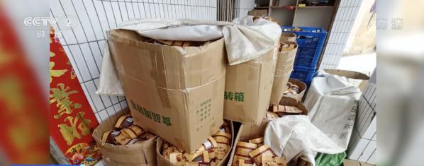 Cảnh sát triệt phá đường dây sản xuất thịt bò khô giả từ thịt vịt - Ảnh 2.