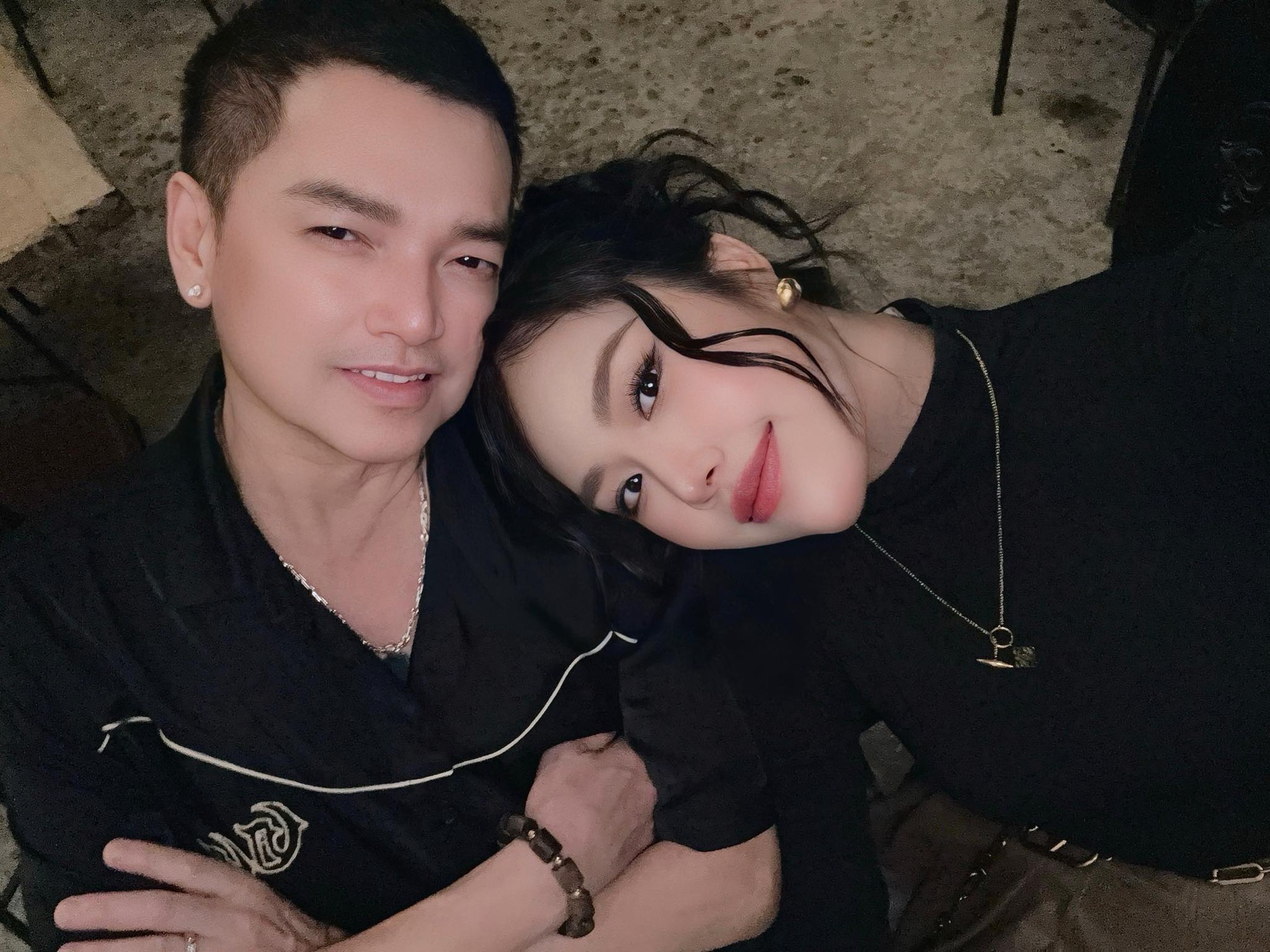Quang Minh tắt điện thoại, vợ kém 37 tuổi quyết thay đổi sau 1 đêm nhìn mặt chồng- Ảnh 2.