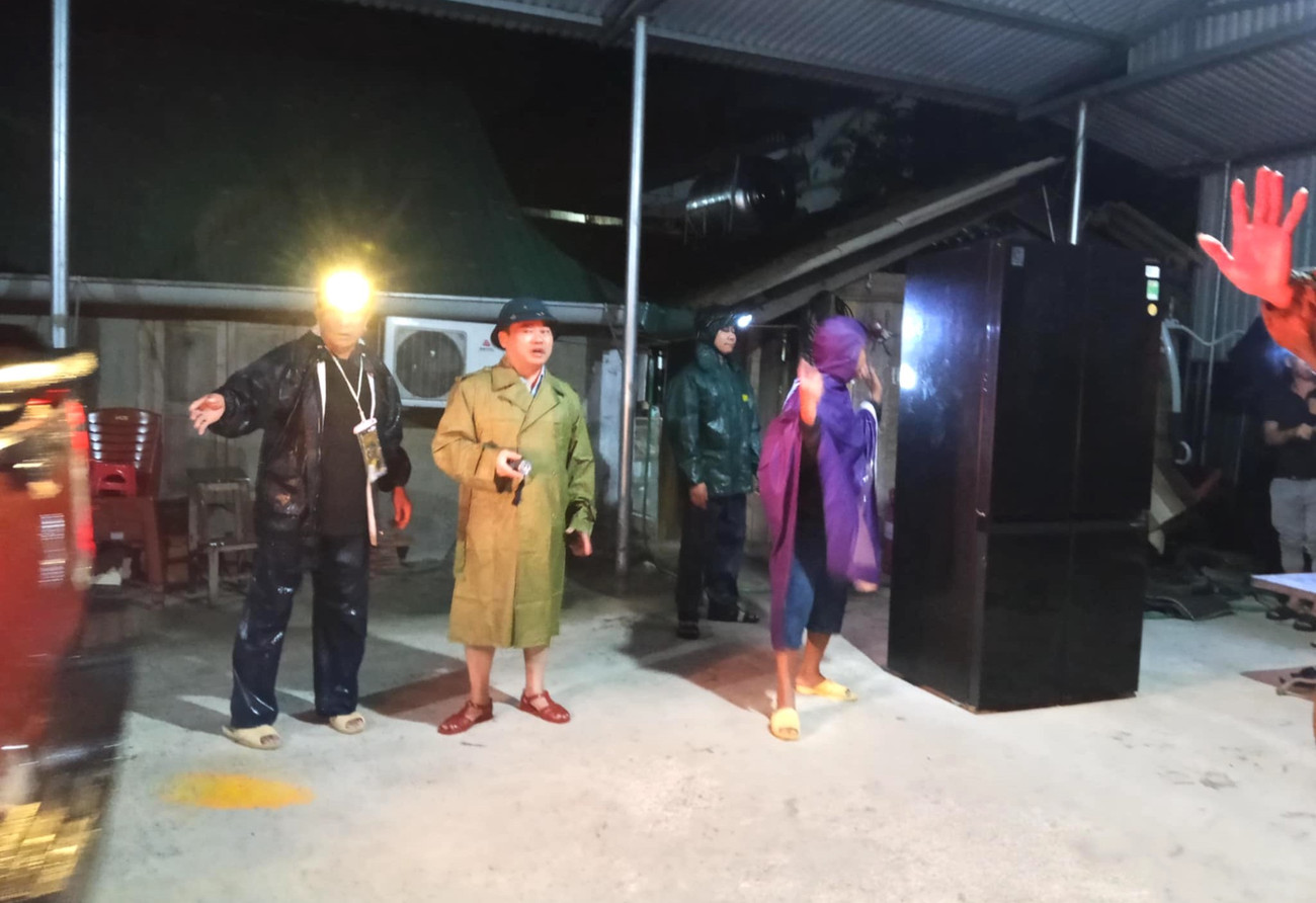 Người dân Mường Xén chờ vớt tài sản giữa dòng nước lũ mưa lớn cuốn trôi - Ảnh 1. Người dân Mường Xén chờ vớt tài sản giữa dòng nước lũ mưa lớn cuốn trôi - Ảnh 1.