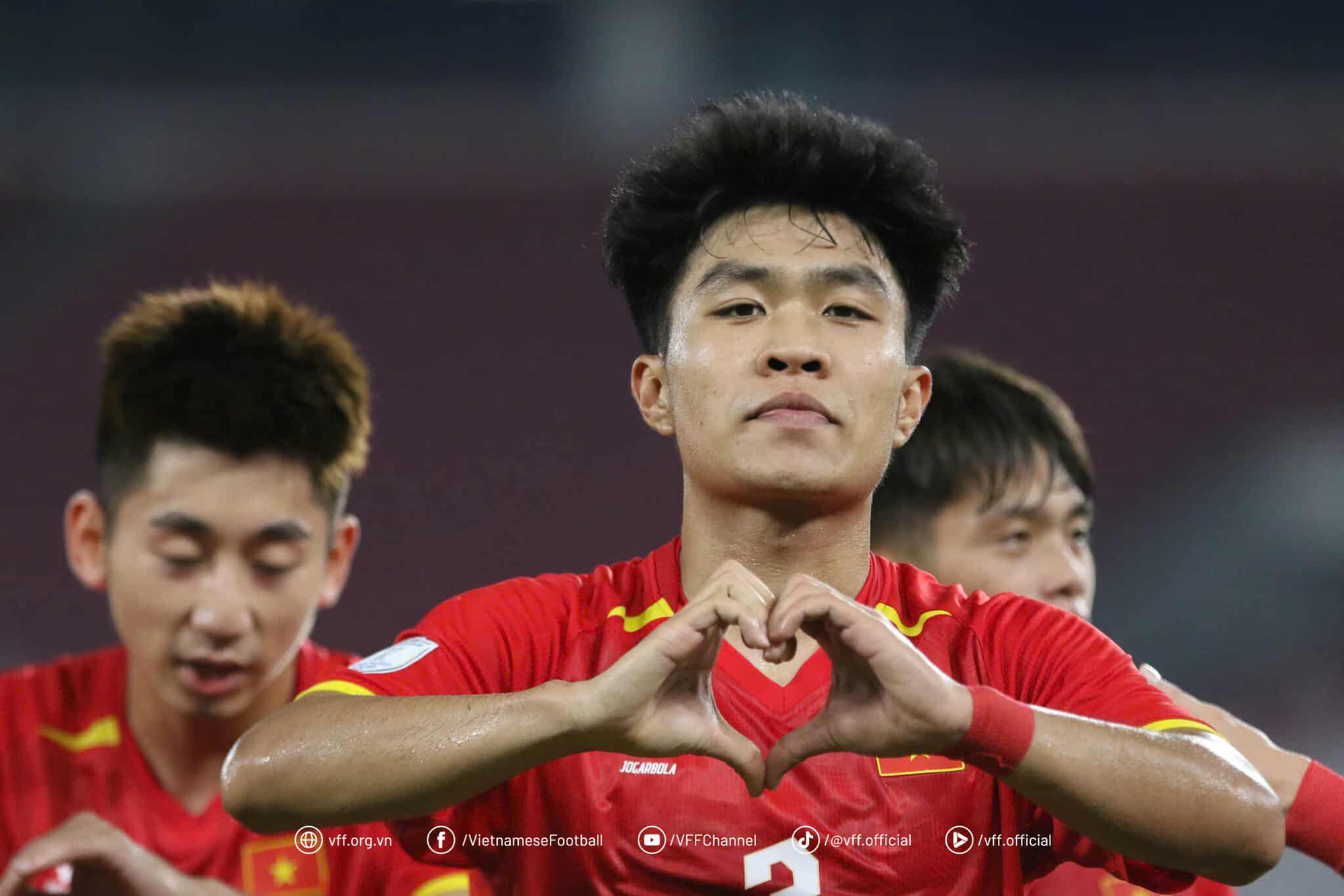 Tân binh “đi ngược chiều” tỏa sáng, HLV Kim Sang-sik thêm một lần phải “cảm ơn bầu Đức” - Ảnh 1.