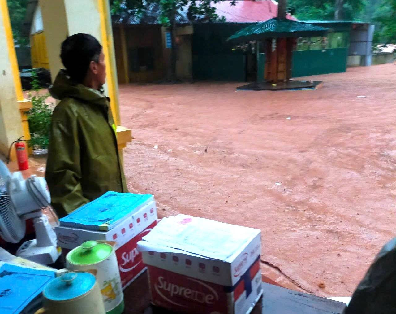 Người dân Mường Xén chờ vớt tài sản giữa dòng nước lũ mưa lớn cuốn trôi - Ảnh 11. Người dân Mường Xén chờ vớt tài sản giữa dòng nước lũ mưa lớn cuốn trôi - Ảnh 11.