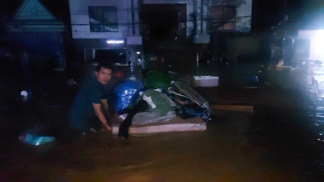 Cứu 5 người mắc kẹt giữa dòng lũ ở Nghệ An trong tình huống khẩn cấp - Ảnh 4.