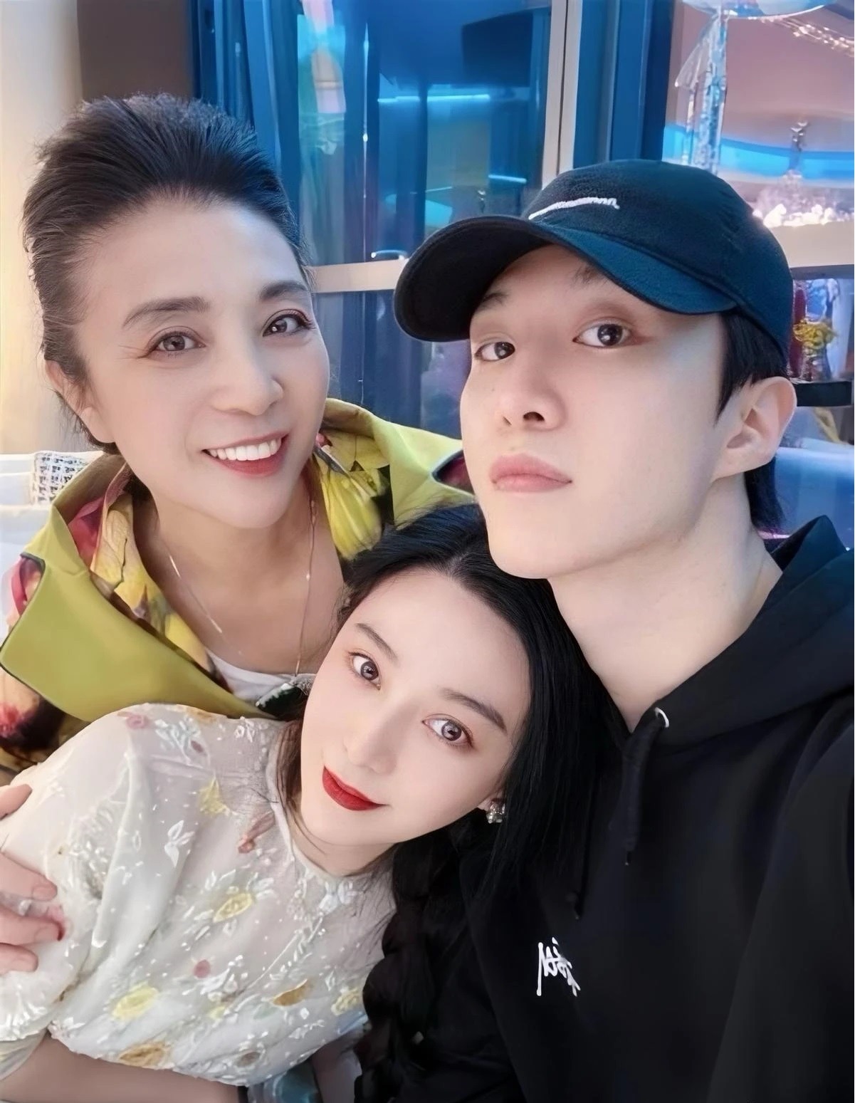 Chấn động tin Phạm Băng Băng sinh con ngoài giá thú với "đại ca showbiz" rồi để cha mẹ già nuôi dưỡng? - Ảnh 4. Chấn động tin Phạm Băng Băng sinh con ngoài giá thú với "đại ca showbiz" rồi để cha mẹ già nuôi dưỡng? - Ảnh 4.
