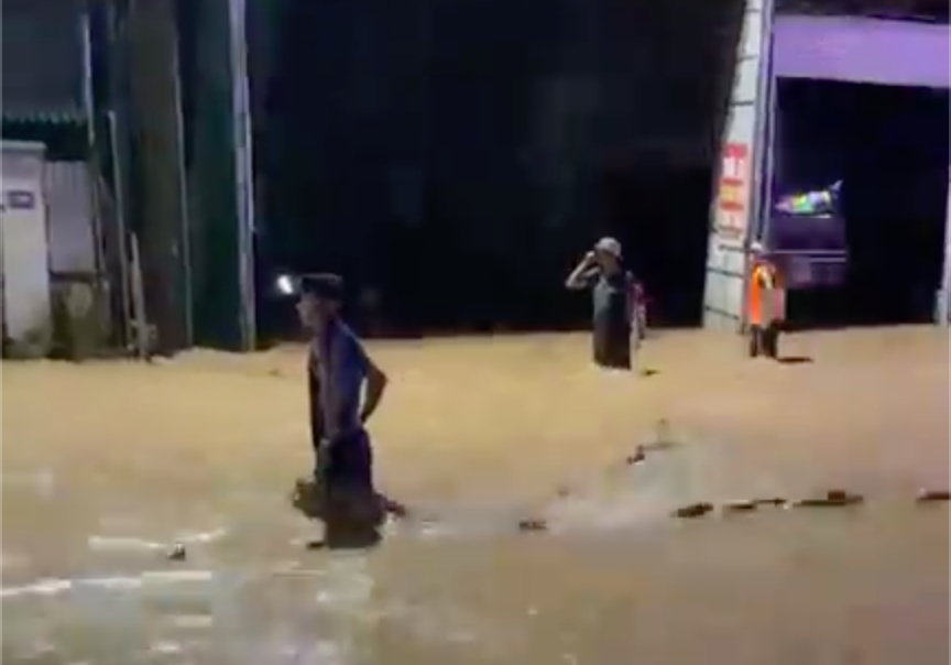 Người dân Mường Xén chờ vớt tài sản giữa dòng nước lũ mưa lớn cuốn trôi - Ảnh 5. Người dân Mường Xén chờ vớt tài sản giữa dòng nước lũ mưa lớn cuốn trôi - Ảnh 5.