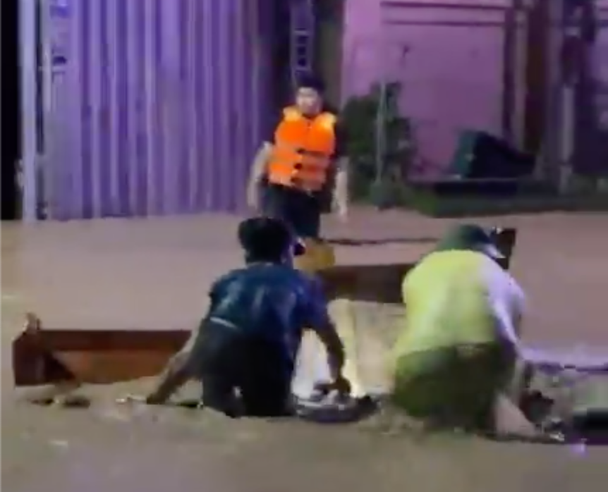 Người dân Mường Xén chờ vớt tài sản giữa dòng nước lũ mưa lớn cuốn trôi - Ảnh 4. Người dân Mường Xén chờ vớt tài sản giữa dòng nước lũ mưa lớn cuốn trôi - Ảnh 4.