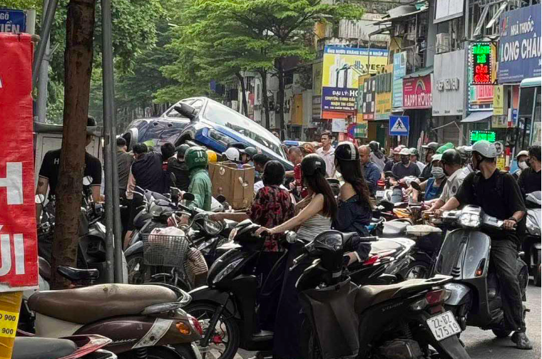 Tai nạn giao thông nghiêm trọng ở Hà Nội khi ô tô bán tải lùi tông nhiều xe máy - Ảnh 1.