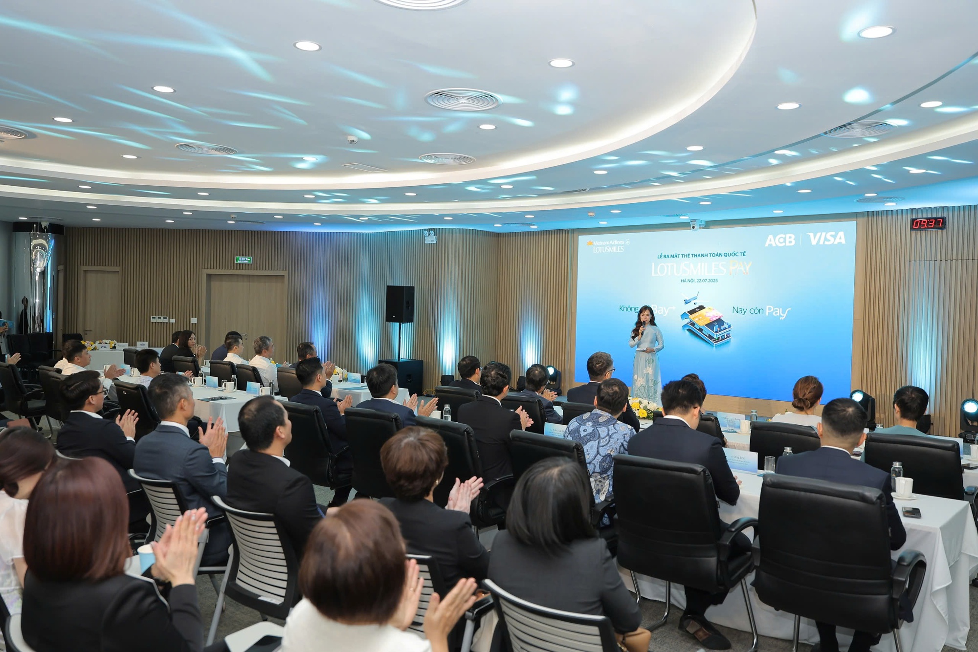 Vietnam Airlines hợp tác cùng ACB và Visa ra mắt thẻ hội viên tích hợp thanh toán Lotusmiles Pay - Ảnh 1.