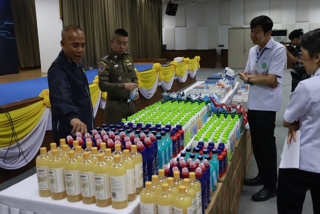 Đột kích một kho hàng, công an triệt phá đường dây bán mỹ phẩm và hóa chất tẩy rửa giả, tịch thu hơn 400.000 sản phẩm trị giá 16 tỷ đồng - Ảnh 1.