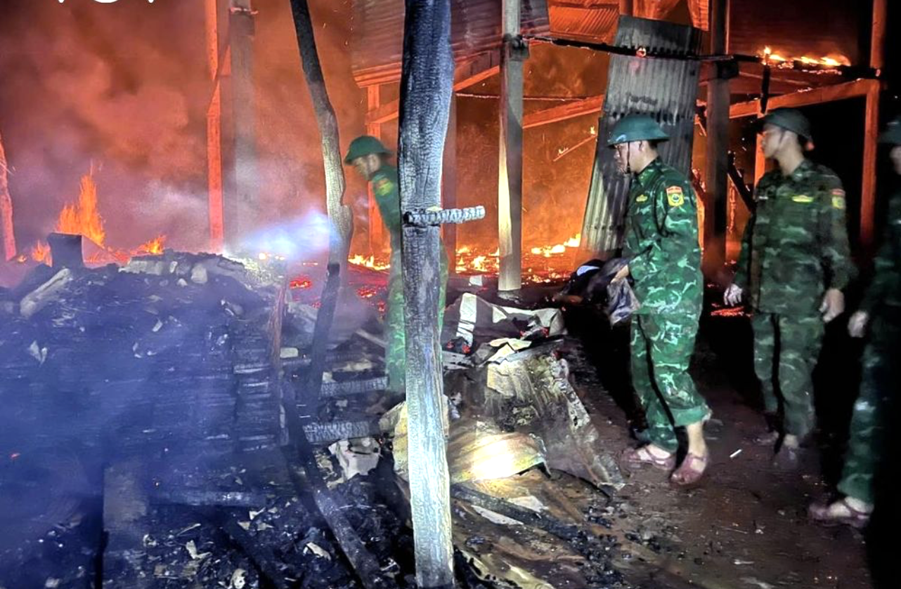 Chập điện gây cháy nhà đêm ở Quảng Trị , 4 người may mắn thoát nạn - Ảnh 1.