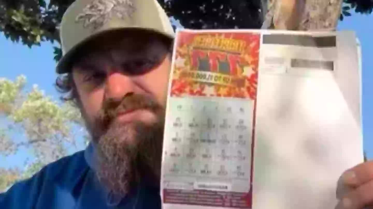 Bất ngờ tr&uacute;ng 26 tỷ đồng, người đ&agrave;n &ocirc;ng v&ocirc; gia cư mua g&igrave; khiến ai cũng bất ngờ - Ảnh 1.