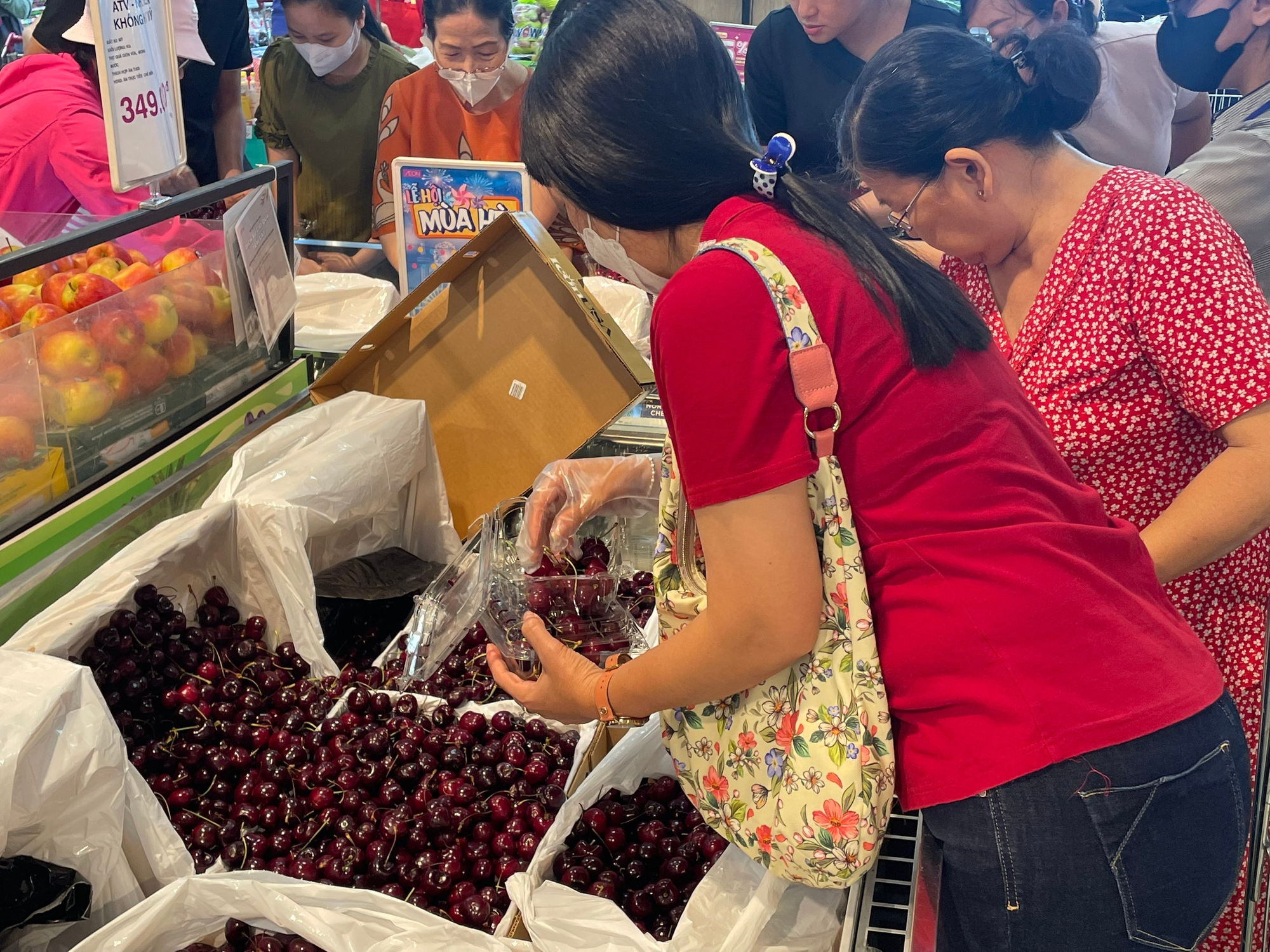 Giá cherry Mỹ giảm mạnh chưa từng có tại TP HCM trong năm 2023 - Ảnh 2.