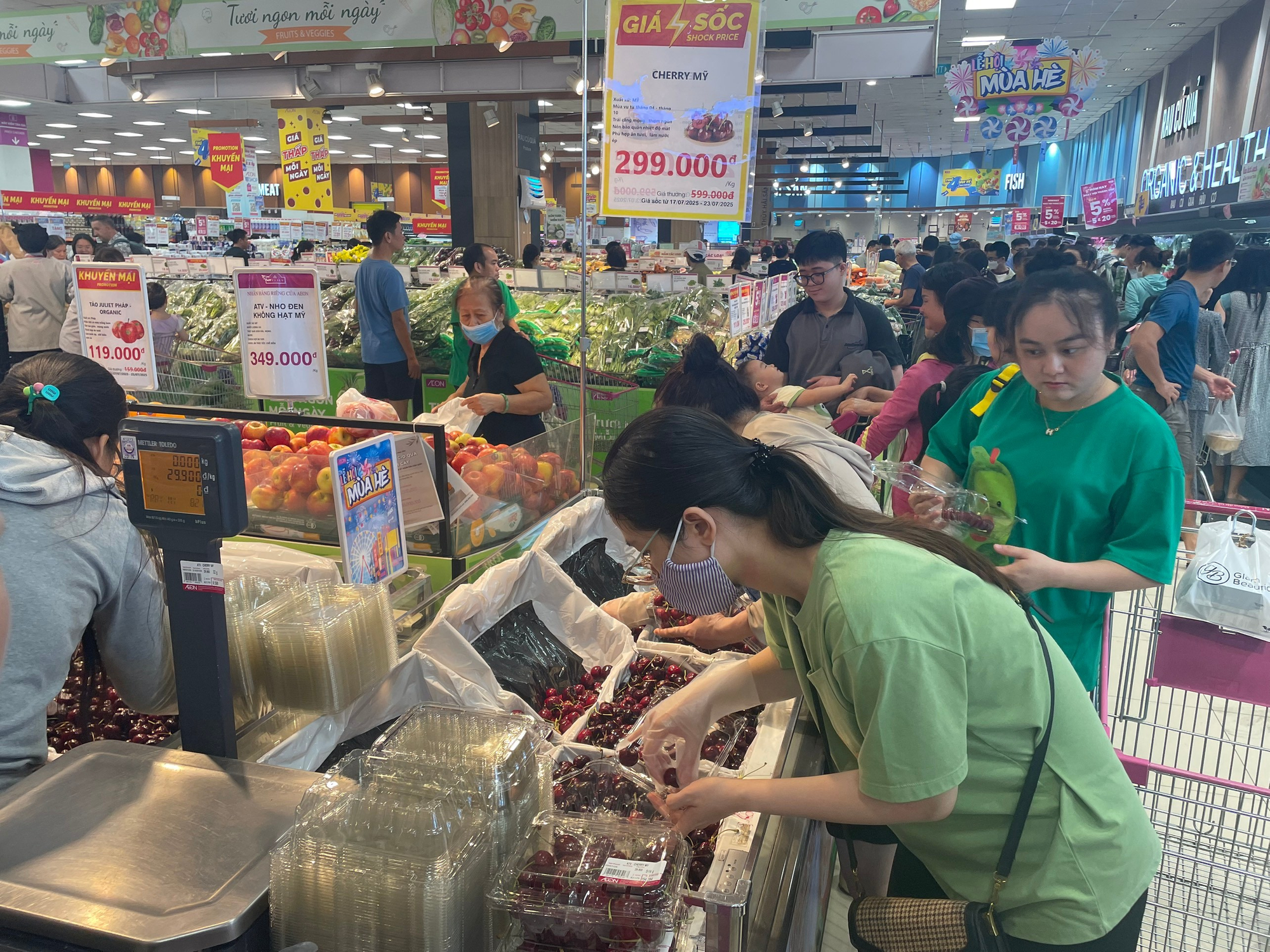 Giá cherry Mỹ giảm mạnh chưa từng có tại TP HCM trong năm 2023 - Ảnh 1.