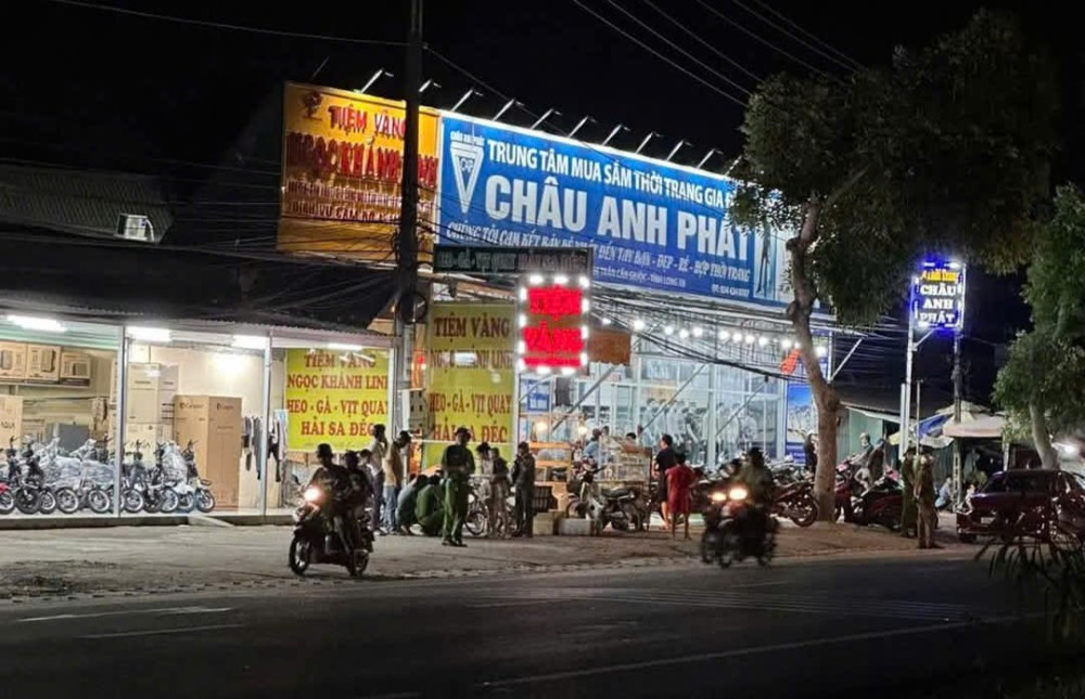 Bắt giữ đối tượng cướp tiệm vàng ở Tây Ninh bằng súng và búa - Ảnh 1.