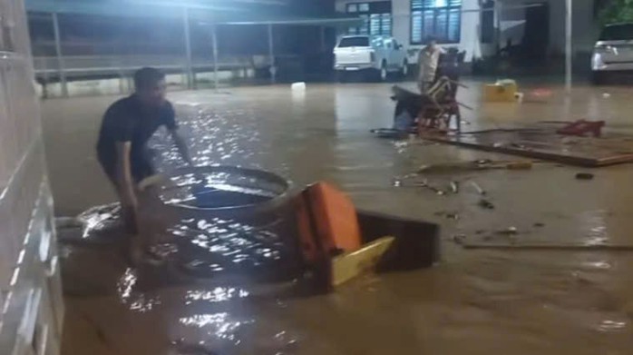VIDEO: Nước lũ cuồn cuộn cuốn tr&ocirc;i nhiều nh&agrave; cửa, t&agrave;i sản của người d&acirc;n trong đ&ecirc;m- Ảnh 2.