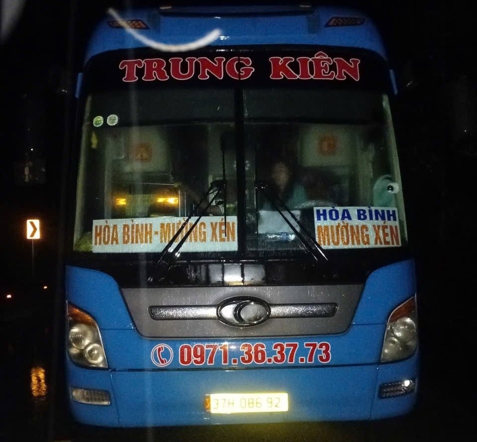 Xe khách mắc kẹt do lũ ở Nghệ An , nhà xe cầu cứu khẩn cấp - Ảnh 1.