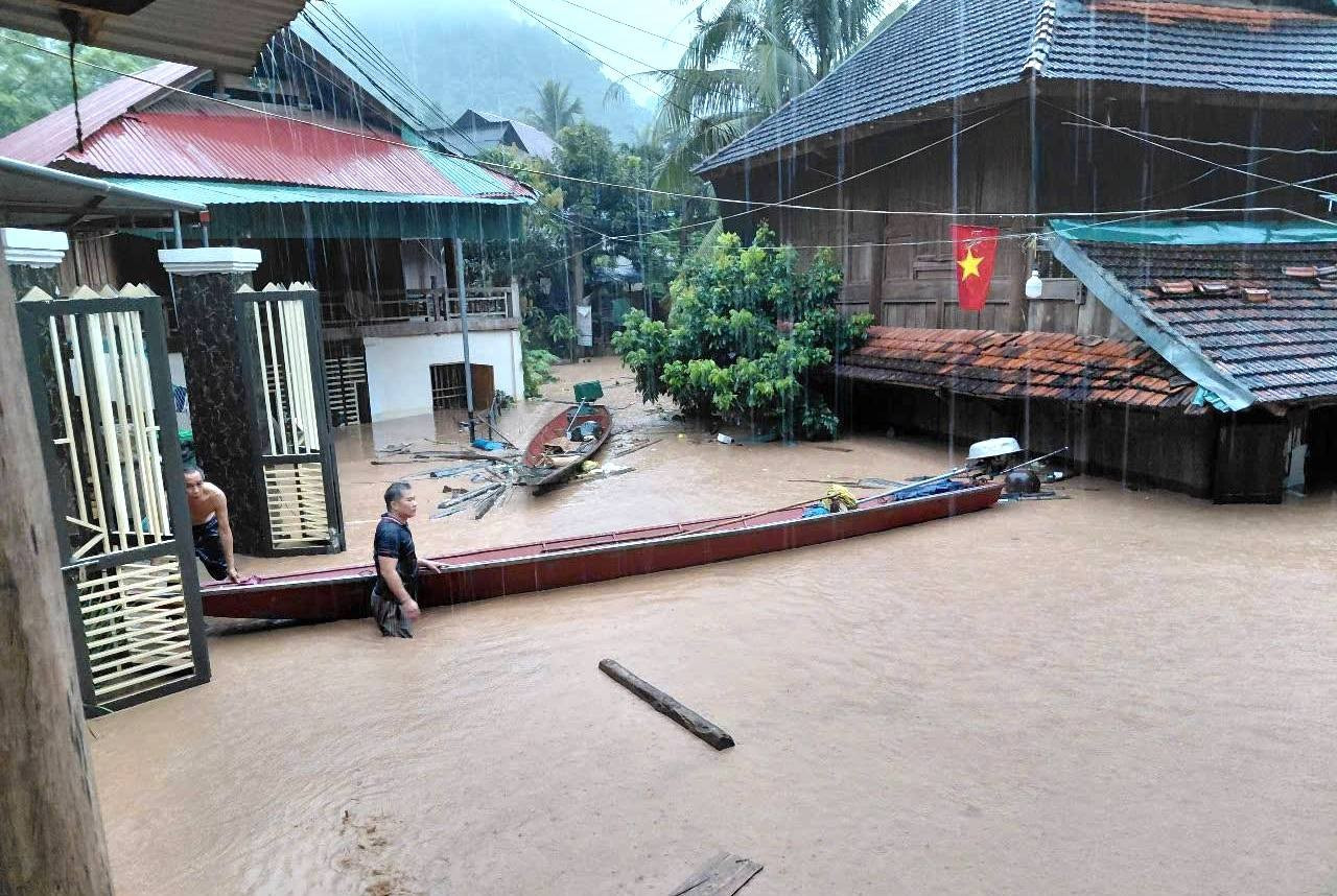 Người dân Mường Xén chờ vớt tài sản giữa dòng nước lũ mưa lớn cuốn trôi - Ảnh 7. Người dân Mường Xén chờ vớt tài sản giữa dòng nước lũ mưa lớn cuốn trôi - Ảnh 7.