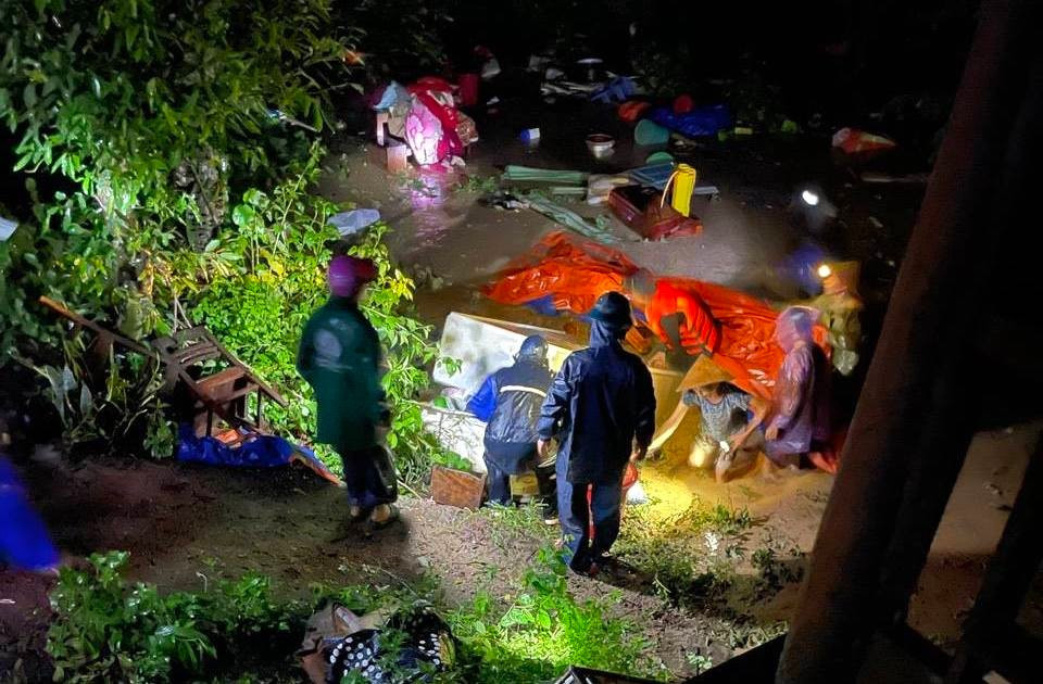Người dân Mường Xén chờ vớt tài sản giữa dòng nước lũ mưa lớn cuốn trôi - Ảnh 12. Người dân Mường Xén chờ vớt tài sản giữa dòng nước lũ mưa lớn cuốn trôi - Ảnh 12.