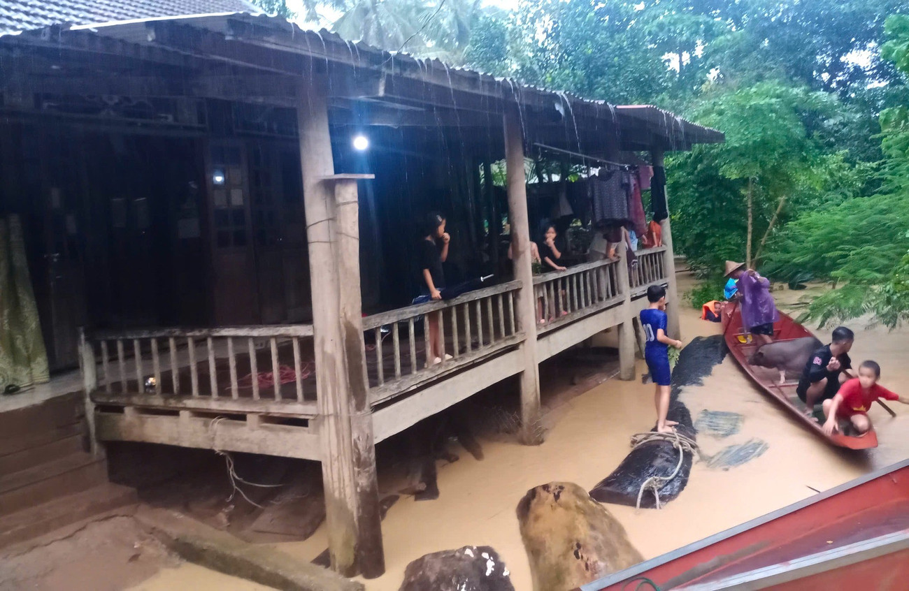 Người dân Mường Xén chờ vớt tài sản giữa dòng nước lũ mưa lớn cuốn trôi - Ảnh 17. Người dân Mường Xén chờ vớt tài sản giữa dòng nước lũ mưa lớn cuốn trôi - Ảnh 17.