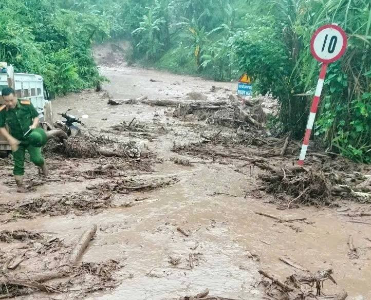 Người dân Mường Xén chờ vớt tài sản giữa dòng nước lũ mưa lớn cuốn trôi - Ảnh 6. Người dân Mường Xén chờ vớt tài sản giữa dòng nước lũ mưa lớn cuốn trôi - Ảnh 6.