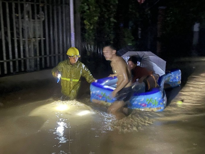 VIDEO: Nước lũ cuồn cuộn cuốn tr&ocirc;i nhiều nh&agrave; cửa, t&agrave;i sản của người d&acirc;n trong đ&ecirc;m- Ảnh 5.