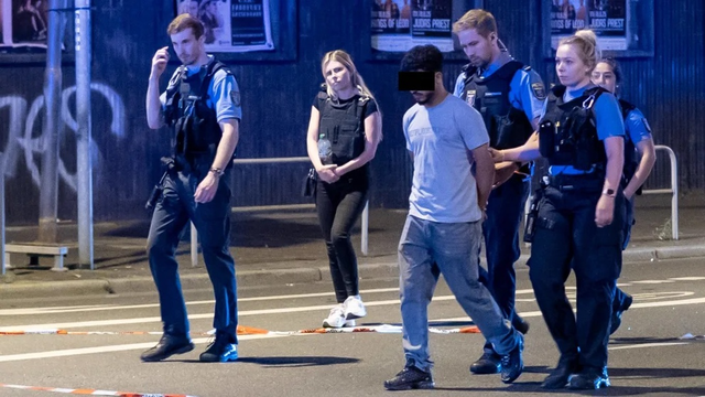 Bốp nguy kịch, 2 anh em song sinh tử vong, nh&acirc;n chứng vụ tai nạn: Người đi scooter bị k&eacute;o l&ecirc; v&agrave;i trăm m&eacute;t- Ảnh 3.