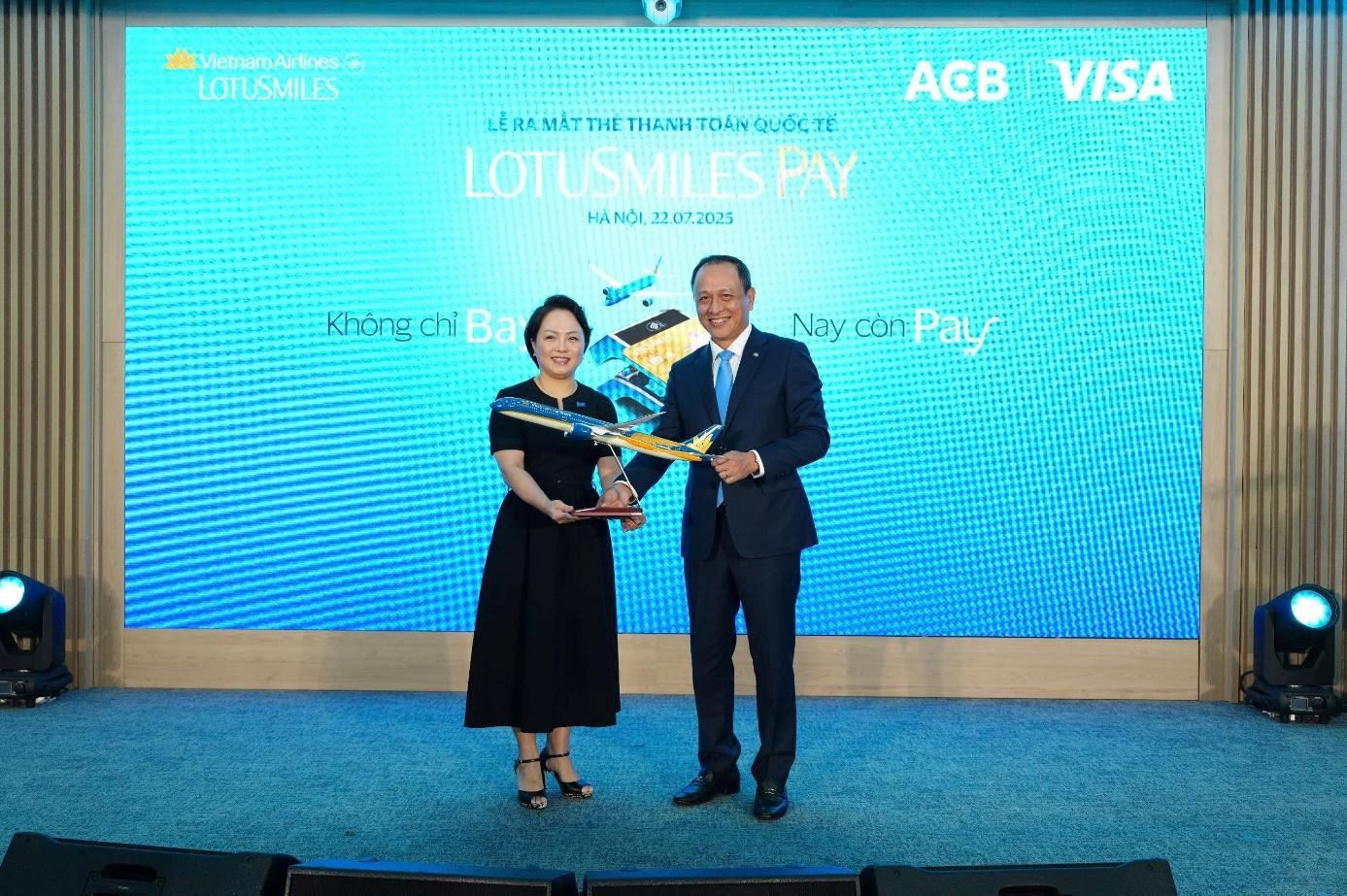 Vietnam Airlines hợp tác cùng ACB và Visa ra mắt thẻ hội viên tích hợp thanh toán Lotusmiles Pay - Ảnh 4.