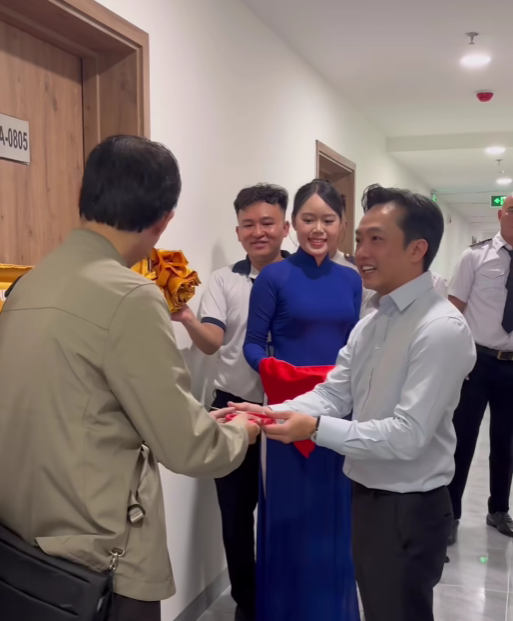 Trực tiếp đi bàn giao căn hộ, Cường Đô la tiếp tục làm 1 việc ít ai ngờ tới - Ảnh 3.