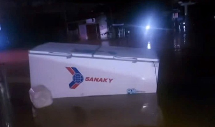 VIDEO: Nước lũ cuồn cuộn cuốn tr&ocirc;i nhiều nh&agrave; cửa, t&agrave;i sản của người d&acirc;n trong đ&ecirc;m- Ảnh 4.