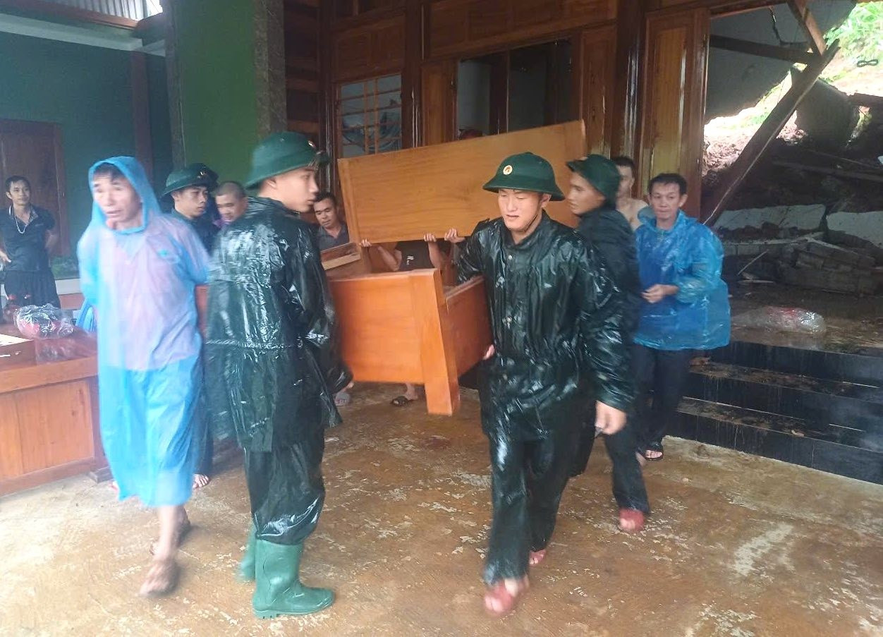 Người dân Mường Xén chờ vớt tài sản giữa dòng nước lũ mưa lớn cuốn trôi - Ảnh 16. Người dân Mường Xén chờ vớt tài sản giữa dòng nước lũ mưa lớn cuốn trôi - Ảnh 16.