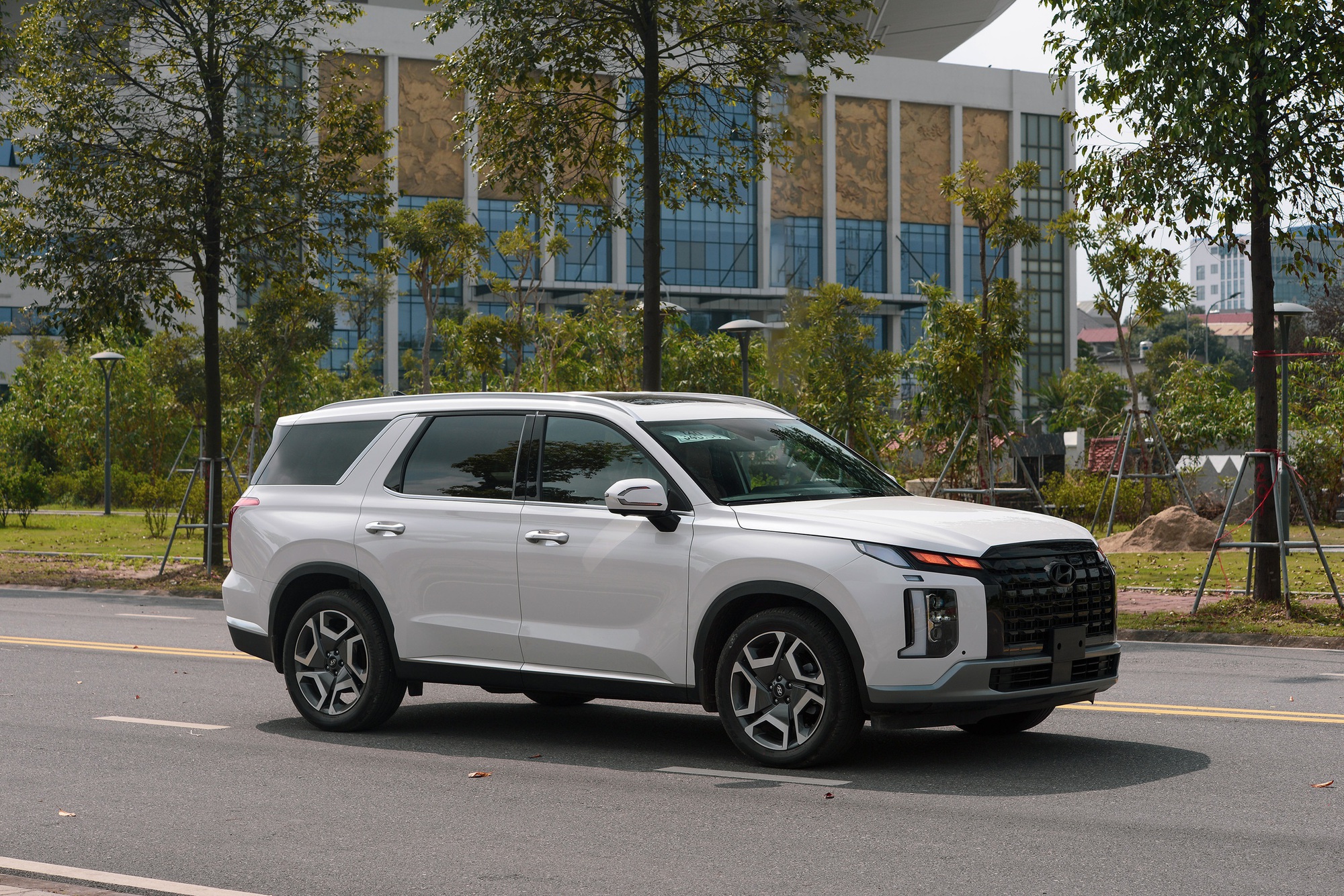 Trải nghiệm Hyundai Palisade giá từ 1,3 tỷ: SUV cỡ lớn, êm và lịch lãm cho doanh nhân - Ảnh 1.