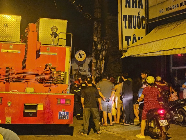 Cháy kho phế liệu Hóc Môn 1 . 000 M² gây hoảng loạn , nhiều tài sản bị thiêu rụi - Ảnh 3.
