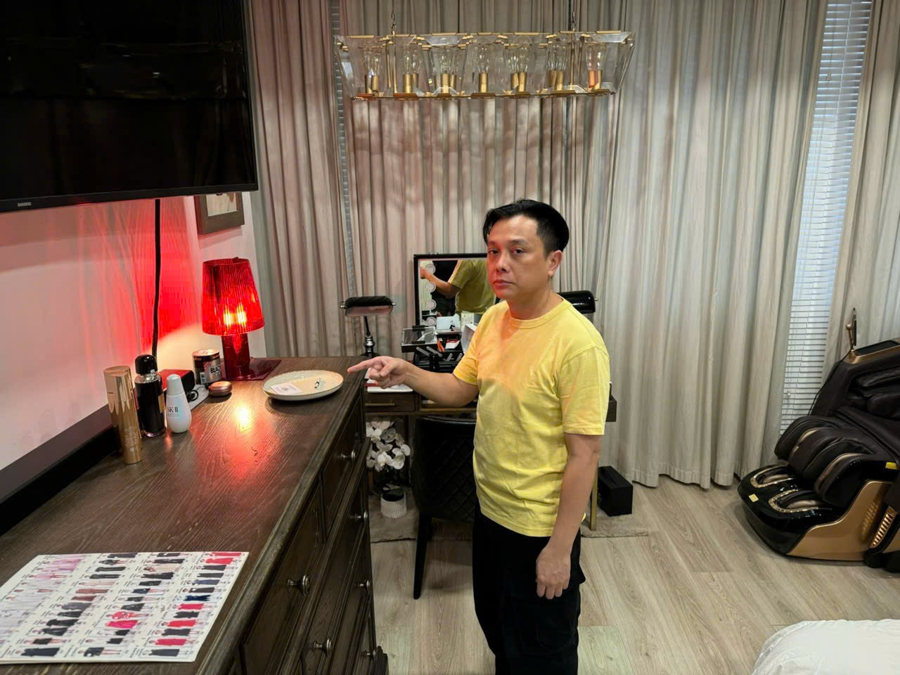 Hình ảnh hiện trường lúc NTK Công Trí bị bắt vì sử dụng ma tuý- Ảnh 2.